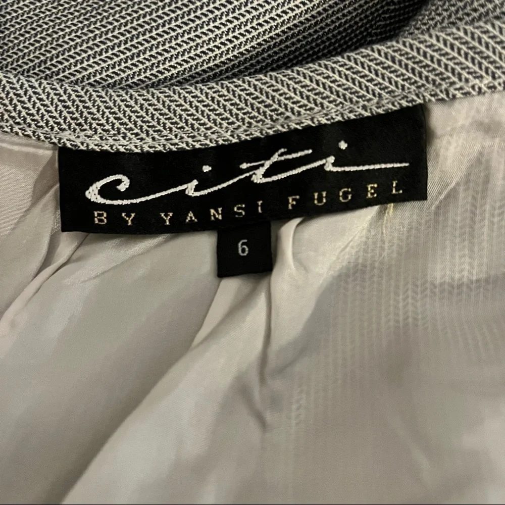 Vintage Yansi Fugel 2-piece suit, classy, front button closure. Size 6